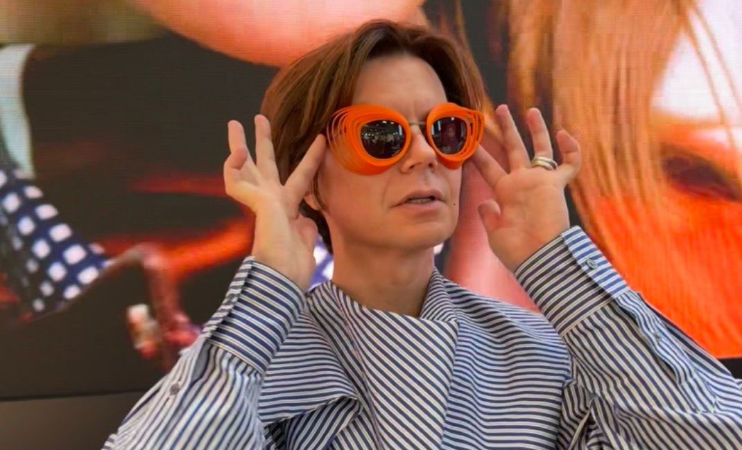 Mies testaamassa silmälaseja optisen alan messuilla.