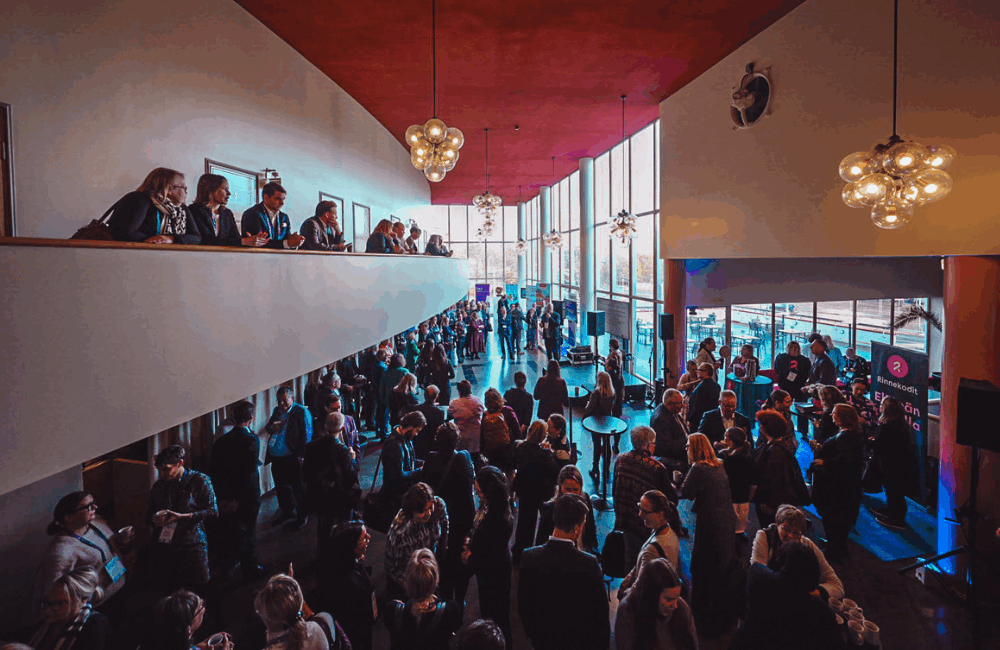 Ihmisiä Lasipalatsissa suuren sote-seminaarin yhteydessä.