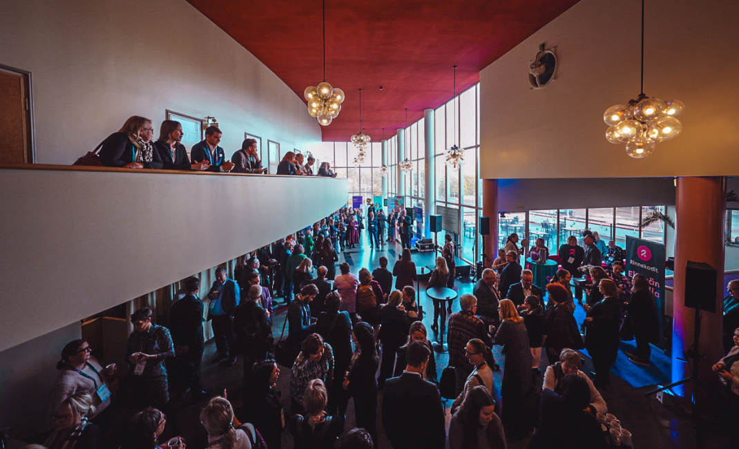 Ihmisiä Lasipalatsissa suuren sote-seminaarin yhteydessä.