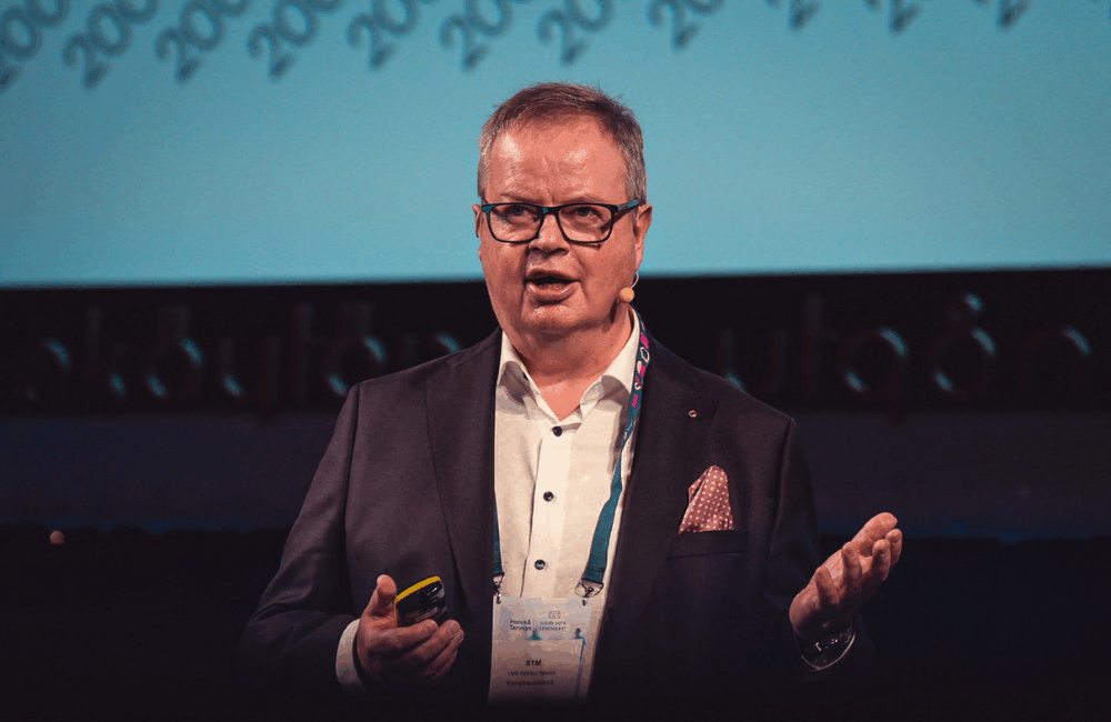 Kuvassa Veli-Mikko Niemi suuren sote-seminaarin lavalla.