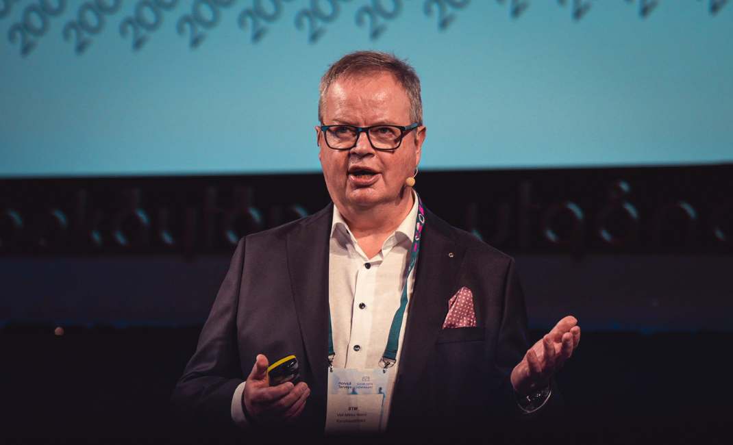 Kuvassa Veli-Mikko Niemi suuren sote-seminaarin lavalla.