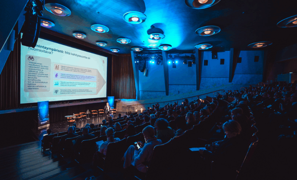 Veli_mikko Niemi suuren sote-seminaarin lavalla.