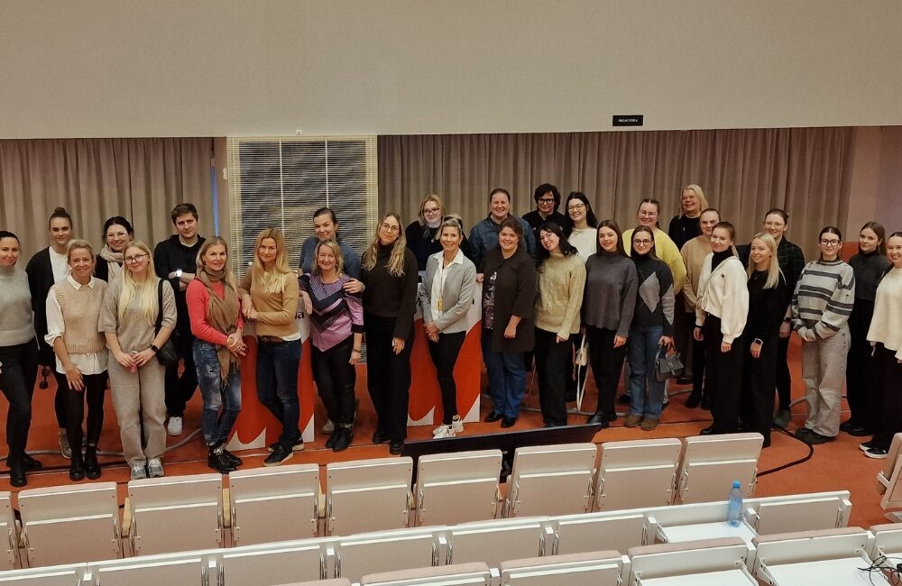 Kuvassa Metropolian opiskelijoita.