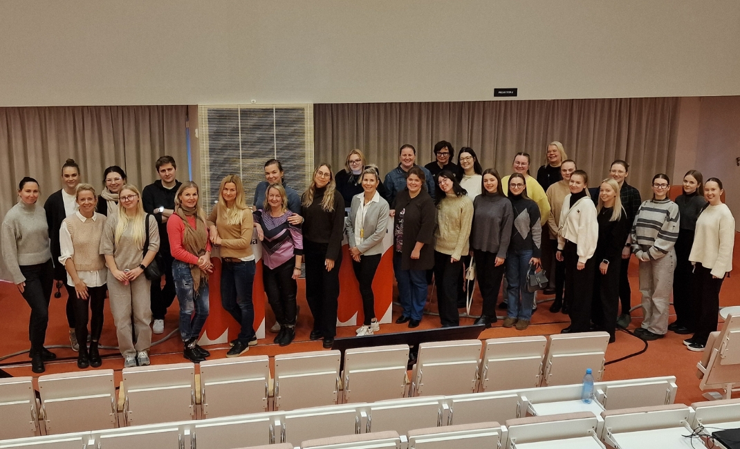 Kuvassa Metropolian opiskelijoita.