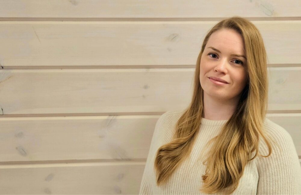 Kuvassa blogitekstin kirjoittaja Henna Kola.