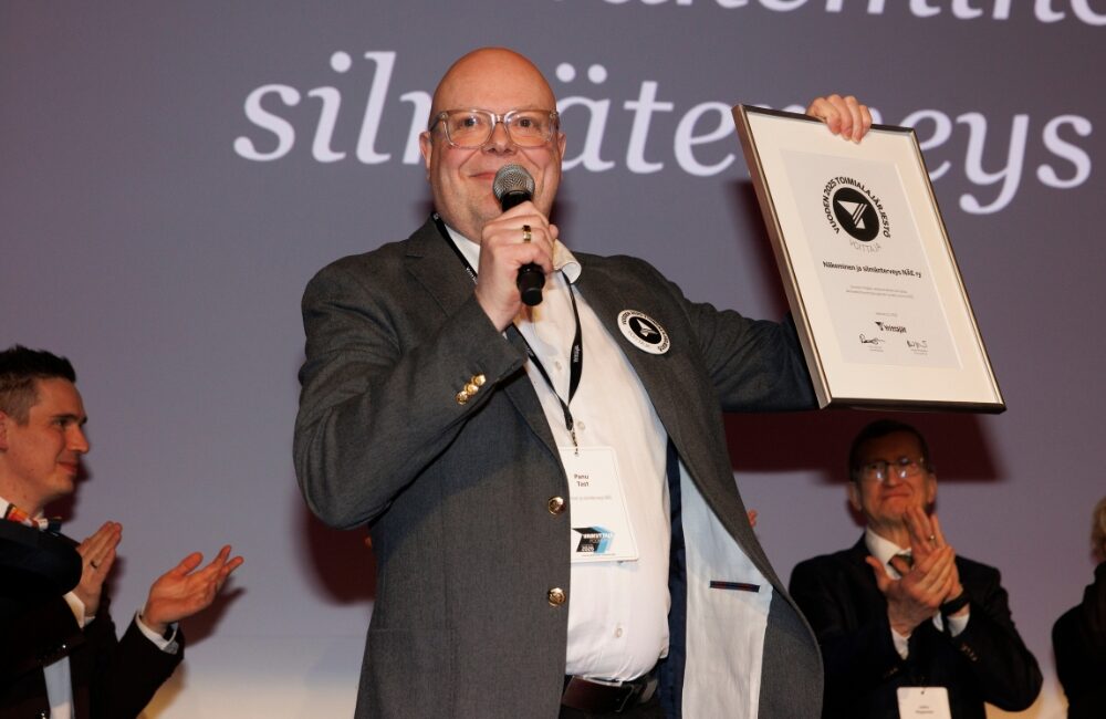 Kuvassa Panu Tast vastaanottamassa Suomen Yrittäjien Vuoden toimialajärjestö 2025 tunnustusta Vaikuttajafoorumissa.