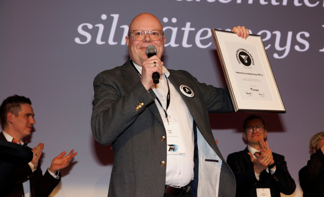 Kuvassa Panu Tast vastaanottamassa Suomen Yrittäjien Vuoden toimialajärjestö 2025 tunnustusta Vaikuttajafoorumissa.