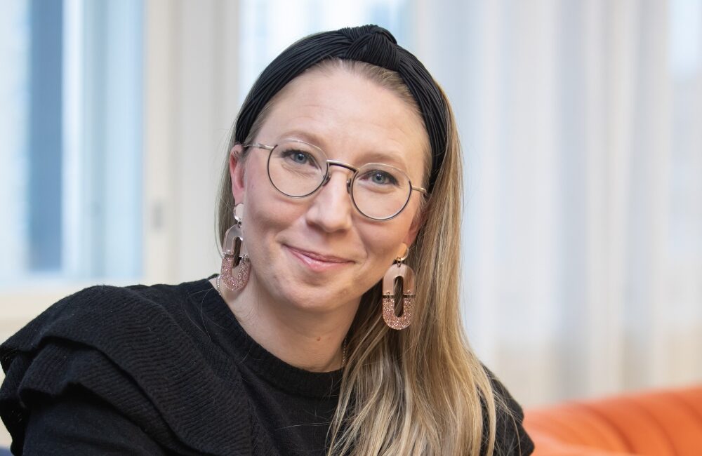 Kuvassa Vuoden optikko 2025 Riikka Torvela.