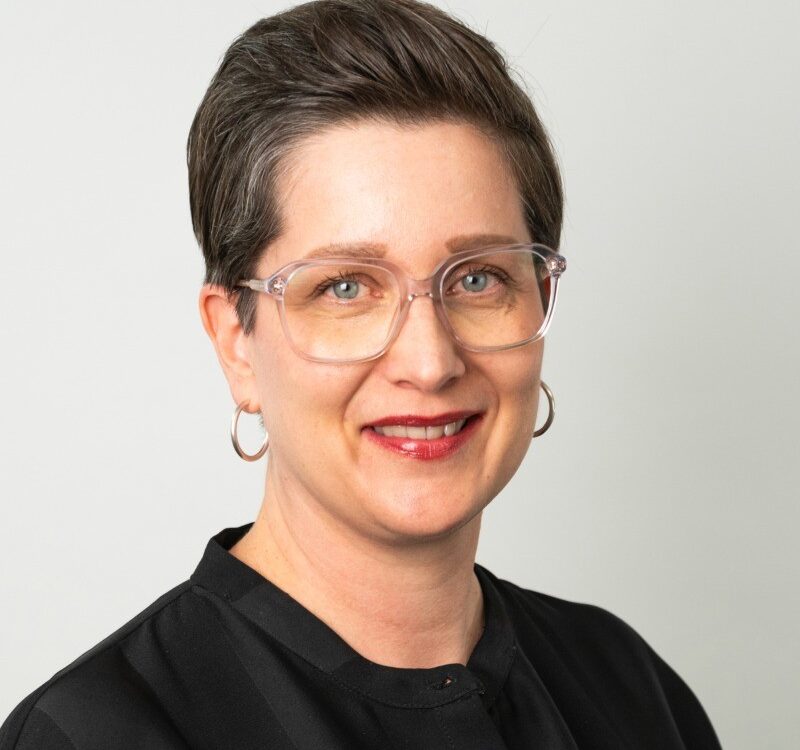 Kasvokuva Specsaversin maajohtajasta Lotta Holmaheikistä.