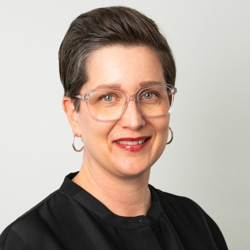 Kasvokuva Specsaversin maajohtajasta Lotta Holmaheikistä.