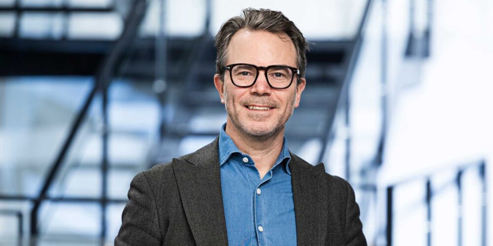 Mies, Johan Rundström, hymyilee kameralle