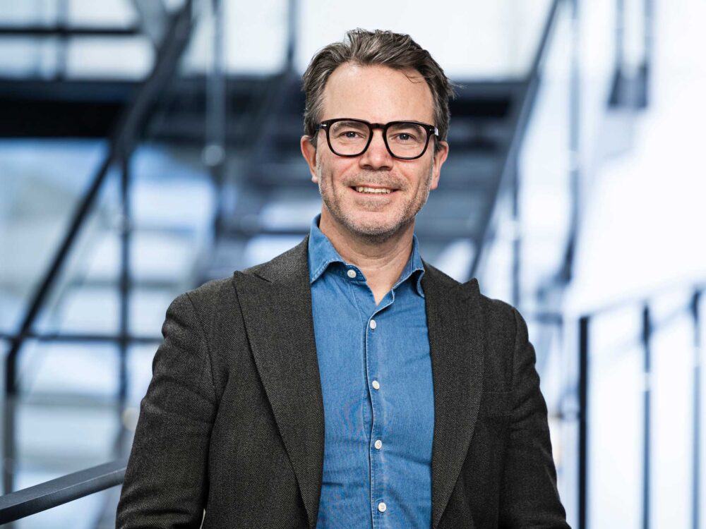 Mies, Johan Rundström, hymyilee kameralle