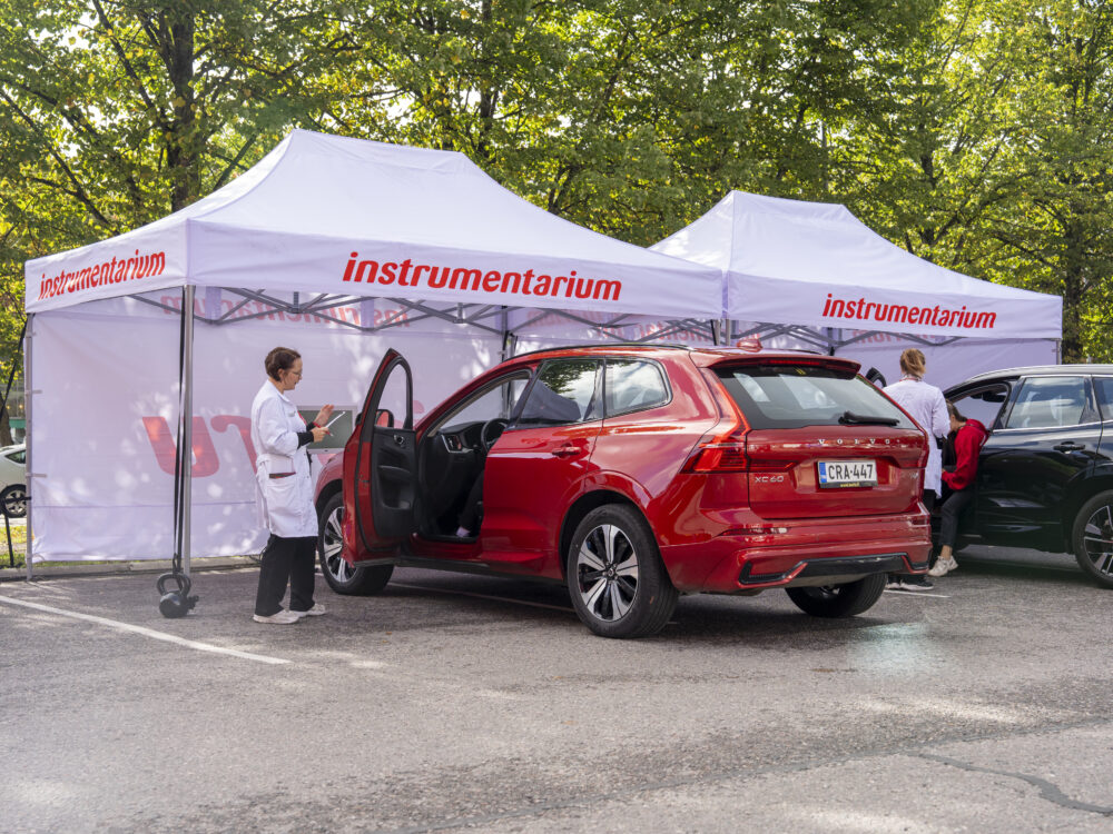 Kaksi autoa parkkipaikalla Instrumentariumin näönkatsatsus-pisteellä.