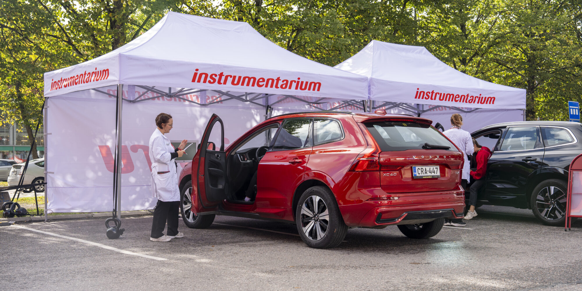 Kaksi autoa parkkipaikalla Instrumentariumin näönkatsatsus-pisteellä.